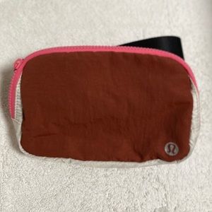 ❤️ Lululemon everywhere belt bag in Dark Terracotta/White Opal